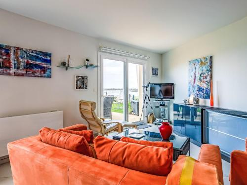 un salon avec un canapé et une table dans l'établissement Apartment Les Pieds dans l'eau by Interhome, à Cléder