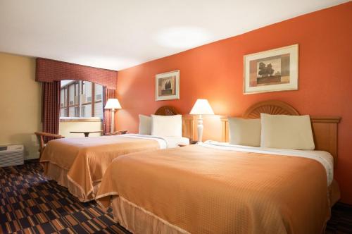 Un pat sau paturi într-o cameră la Travelodge by Wyndham Sturgis