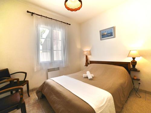 une chambre avec un lit et une fenêtre dans l'établissement Holiday Home Althea by Interhome, à Saint-Pierre-dʼOléron