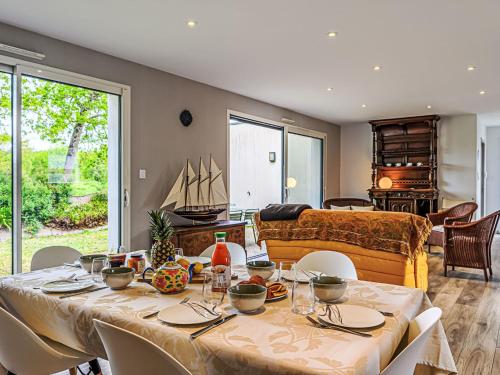 - un salon avec deux tables et un canapé dans l'établissement Holiday Home Maison Ker Anna by Interhome, au Bono
