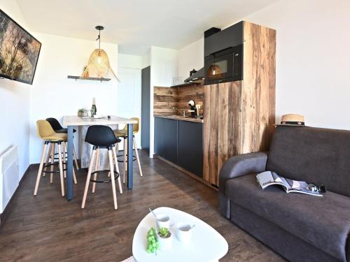 un salon avec un canapé et une table dans l'établissement Apartment L'Esquinade - G1 203 by Interhome, à Agay