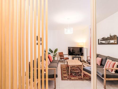 un salon avec un canapé et une table dans l'établissement Apartment Villa Anna-2 by Interhome, à Arcachon