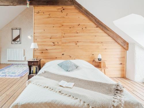 - un grand lit dans une chambre dotée d'un mur en bois dans l'établissement Holiday Home L'Annexe by Interhome, à La Richardais
