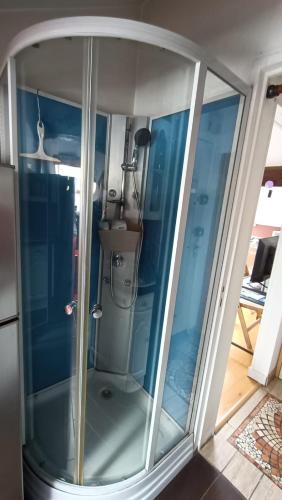 une vitrine dans une pièce aux murs bleus dans l'établissement Coquet 2 pièces sous les toits, à Fresnes