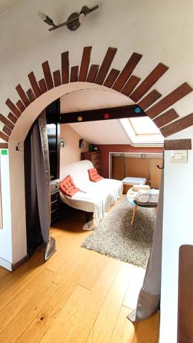 - une chambre avec un lit et une chambre avec un plafond dans l'établissement Coquet 2 pièces sous les toits, à Fresnes