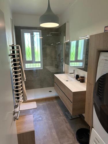 une salle de bain avec une douche, un lavabo et une baignoire dans l'établissement Maison nature proche centre ville, à Aix-en-Provence
