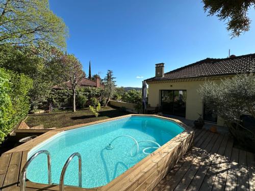 une piscine dans l'arrière-cour d'une maison dans l'établissement Maison nature proche centre ville, à Aix-en-Provence