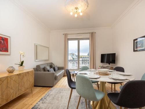 un salon avec une table, des chaises et un canapé dans l'établissement Apartment La Fontaine by Interhome, à Saint-Malo