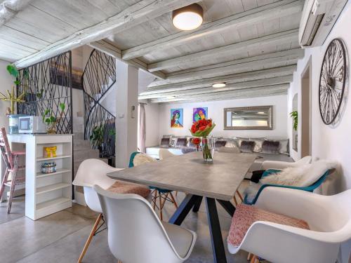 une salle à manger avec une table et des chaises dans l'établissement Holiday Home Kristina by Interhome, à Pula