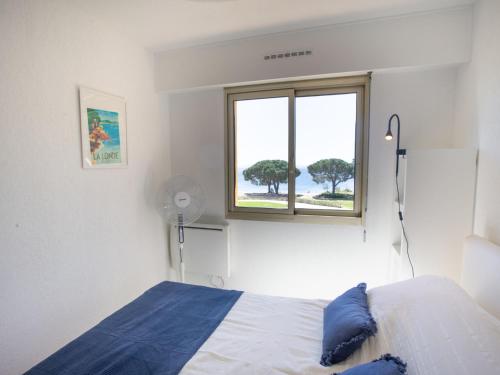 une chambre avec un lit et une fenêtre dans l'établissement Apartment Aigue Marine by Interhome, à La Londe-les-Maures