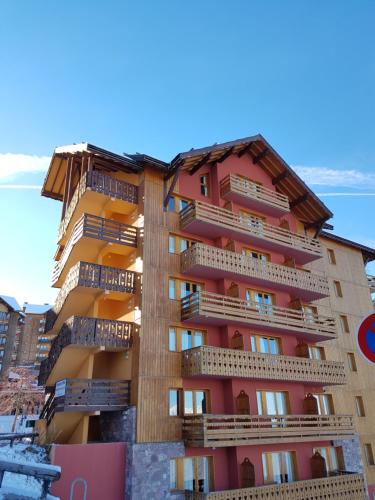 Το κτήριο όπου στεγάζεται  το διαμέρισμα