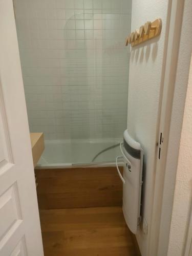 une salle de bain avec baignoire et toilettes dans l'établissement Duplex confort Risoul, à Risoul