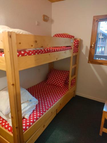 quelques lits superposés dans une chambre dans l'établissement Duplex confort Risoul, à Risoul