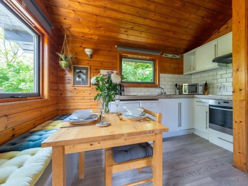 eine Küche mit einem Holztisch in einer Hütte in der Unterkunft Chalet Chestnut Hot Tub Lodge by Interhome in Launceston