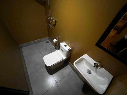 La salle de bains est pourvue de toilettes et d'un lavabo. dans l'établissement Jungle Woods 900kandi, à Wayanad