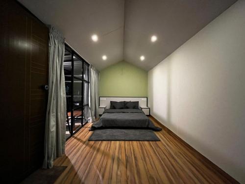 - une chambre avec un lit et une grande fenêtre dans l'établissement Jungle Woods 900kandi, à Wayanad