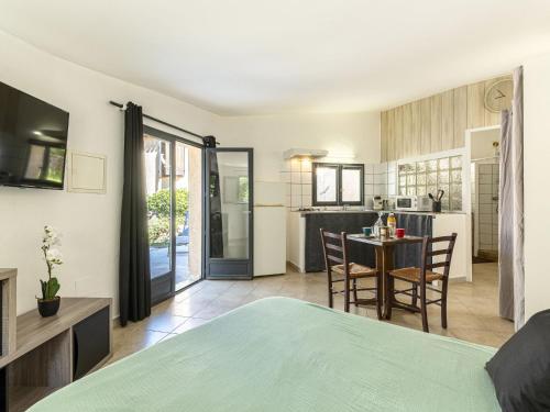 une chambre avec un lit et une cuisine avec une table dans l'établissement Studio Casa Germaine-1 by Interhome, à Porto-Vecchio