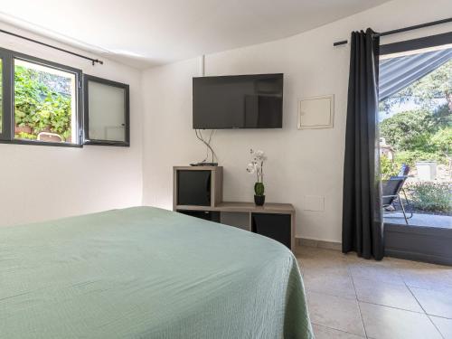 une chambre avec un lit et une télévision à écran plat dans l'établissement Studio Casa Germaine-1 by Interhome, à Porto-Vecchio
