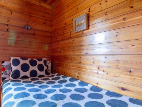 Katil atau katil-katil dalam bilik di Chalet Beech Lodge by Interhome