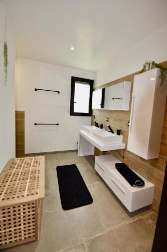 une salle de bain avec un lavabo et un miroir dans l'établissement VILLA juganoma, à Royan