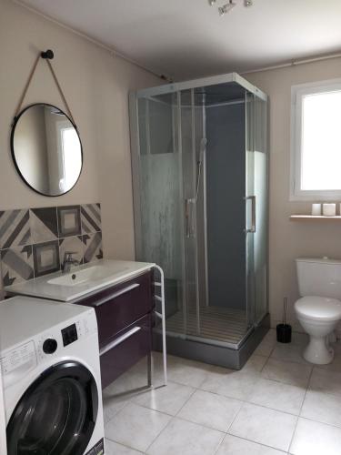 une salle de bain avec douche et machine à laver dans l'établissement Maison vacance proche ste mère église, à Picauville