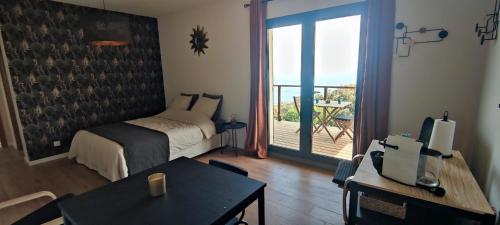 Cet appartement comprend une chambre avec un lit et un balcon. dans l'établissement CASAPIETRA, à Brando