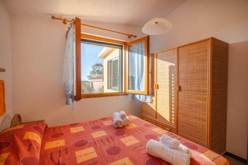 a bedroom with a bed with towels on it at AffittaSardegna-Casa Li Feruli in Trinità dʼAgultu
