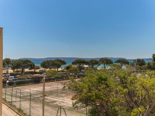 Elle offre une vue sur un parc arboré et l'océan. dans l'établissement Apartment Les Ondines by Interhome, à Bormes-les-Mimosas