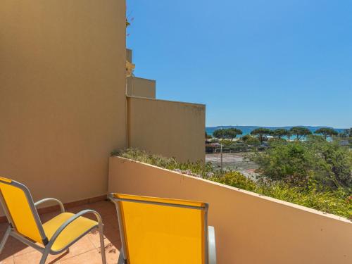 un balcon avec deux chaises et une vue sur l'océan dans l'établissement Apartment Les Ondines by Interhome, à Bormes-les-Mimosas