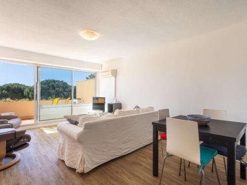 un salon avec un canapé et une table dans l'établissement Apartment Les Ondines by Interhome, à Bormes-les-Mimosas