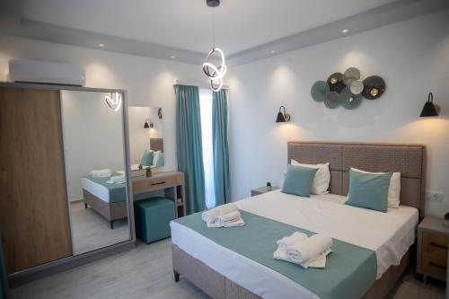 Pokój hotelowy z łóżkiem i lustrem w obiekcie Apartments Cota Guesthouse w Ulcinju