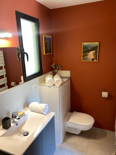 W łazience znajduje się toaleta, umywalka i lustro. w obiekcie Les Cabanons w mieście Dardilly