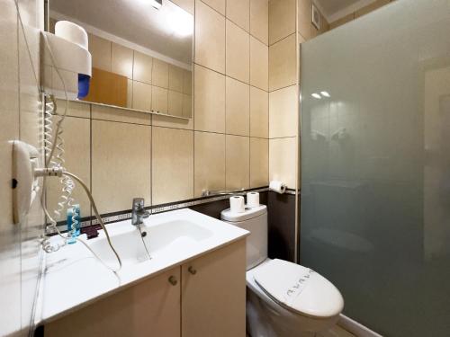 La salle de bains est pourvue de toilettes, d'un lavabo et d'une douche. dans l'établissement Complejo Las Tres Palmeras, à Valle Gran Rey