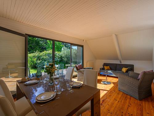 une salle à manger avec une table et un salon dans l'établissement Apartment Pyramide by Interhome, à Saint-Philibert