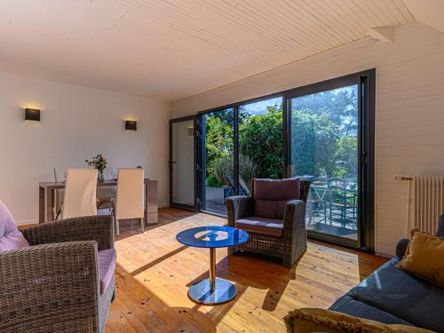 un salon avec un canapé, des chaises et une table dans l'établissement Apartment Pyramide by Interhome, à Saint-Philibert