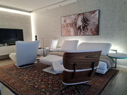 a living room with white chairs and a couch at Apartment und Ferienwohnung, Wohnen auf Zeit, Kurring 8, Bad Rodach in Bad Rodach