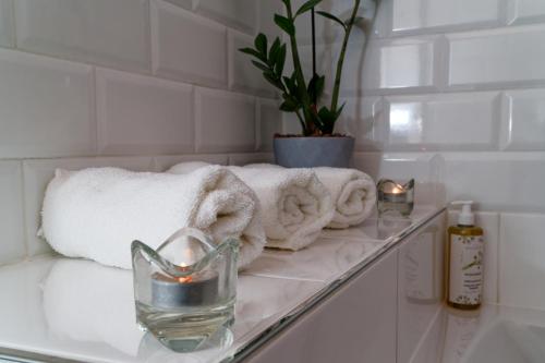 een handdoek en een kaars op een plank in een badkamer bij Boutique Hotel SwissHouse in Mariánské Lázně
