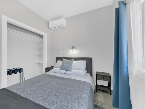 Postel nebo postele na pokoji v ubytování Parkside Flat #5 - Seacliff Beach Suites