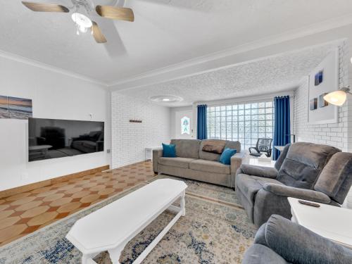 TV a/nebo společenská místnost v ubytování Parkside Flat #5 - Seacliff Beach Suites