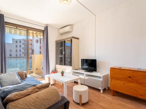 un salon avec un canapé et une télévision dans l'établissement Apartment Saint James-14 by Interhome, au Lavandou