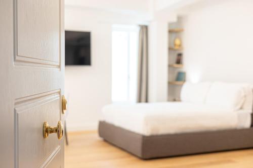 a bedroom with a bed and a door with a bed sidx sidx sidx at Amazing Piazza Venezia Suites in Rome
