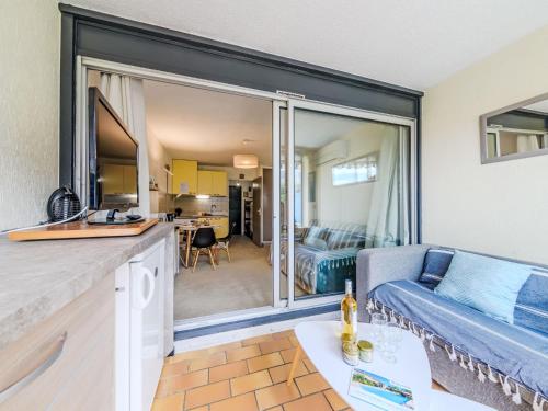 un salon avec un canapé et une table dans l'établissement Studio Les Floralies II-13 by Interhome, au Grau-du-Roi