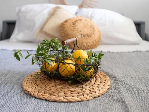un panier de citrons posé sur un lit dans l'établissement Studio les Cheops by Interhome, à La Grande Motte