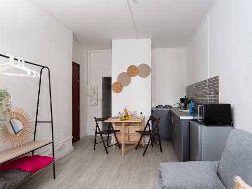 un salon avec une table et une cuisine dans l'établissement Studio les Cheops by Interhome, à La Grande Motte