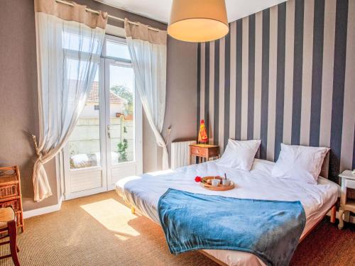 - une chambre avec un lit et un plateau de nourriture dans l'établissement Holiday Home La Goélette by Interhome, à Pornic