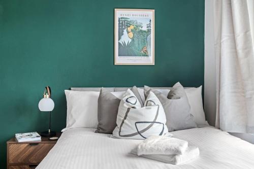Кровать или кровати в номере Spacious 4-bed Home in Nottingham by Renzo, Perfect for Contractors!