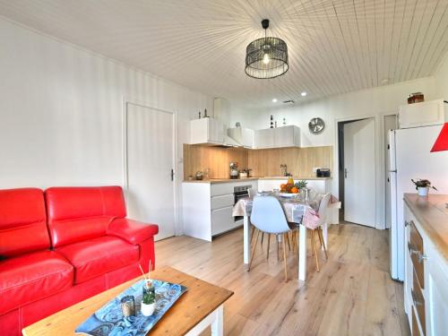 Η κουζίνα ή μικρή κουζίνα στο Holiday Home Les Cariatides by Interhome