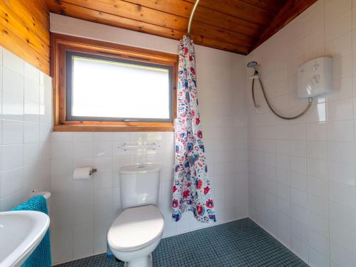Bilik mandi di Chalet Ash Lodge by Interhome