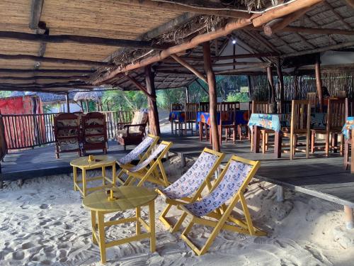 eine Gruppe von Stühlen und Tischen am Strand in der Unterkunft Hôtel Maroloko in Toliara