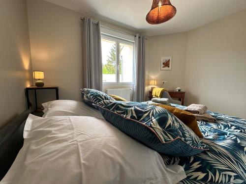 - une chambre avec 2 lits avec des oreillers et une fenêtre dans l'établissement Aux Prés Bressot, à Buncey